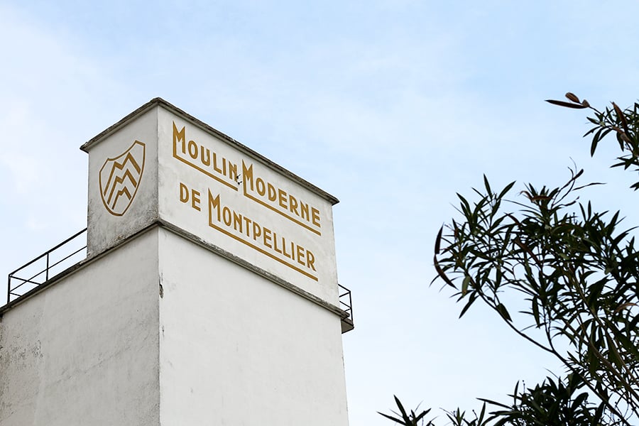 Le blason du Moulin avec ses  trois lettres M, car le propriétaire de l'époque possèdait deux autres moulins à Marseille et Manosque.