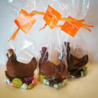 Poules en chocolat et leurs petites fritures.