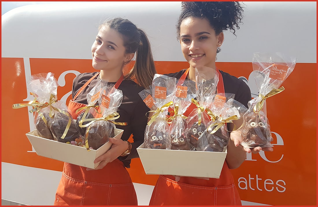 Agathe et Lison avec une partie de l'offre chocolatée.