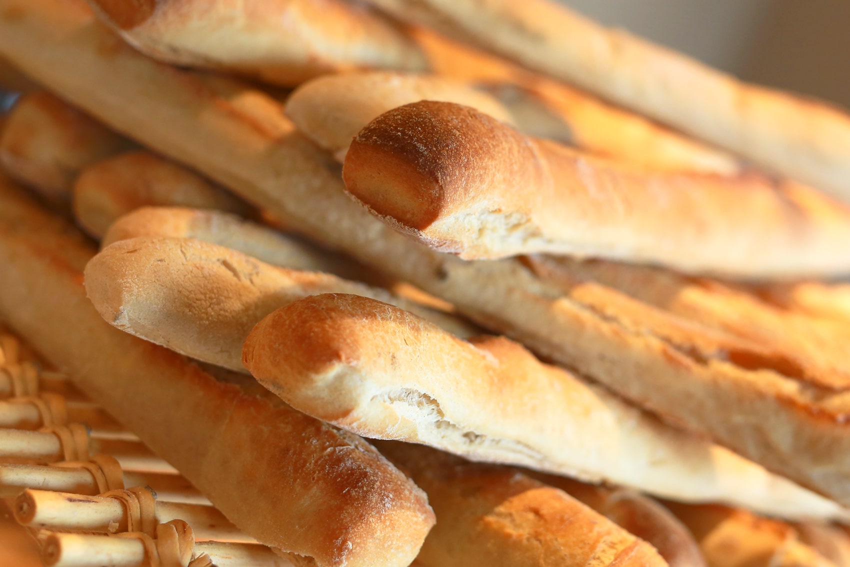 De belles et croustillantes baguettes artisanales tout droit sorties du four